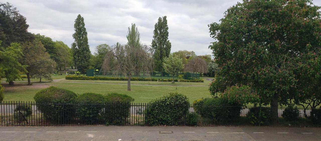Jewel Of Barking London Villa ภายนอก รูปภาพ