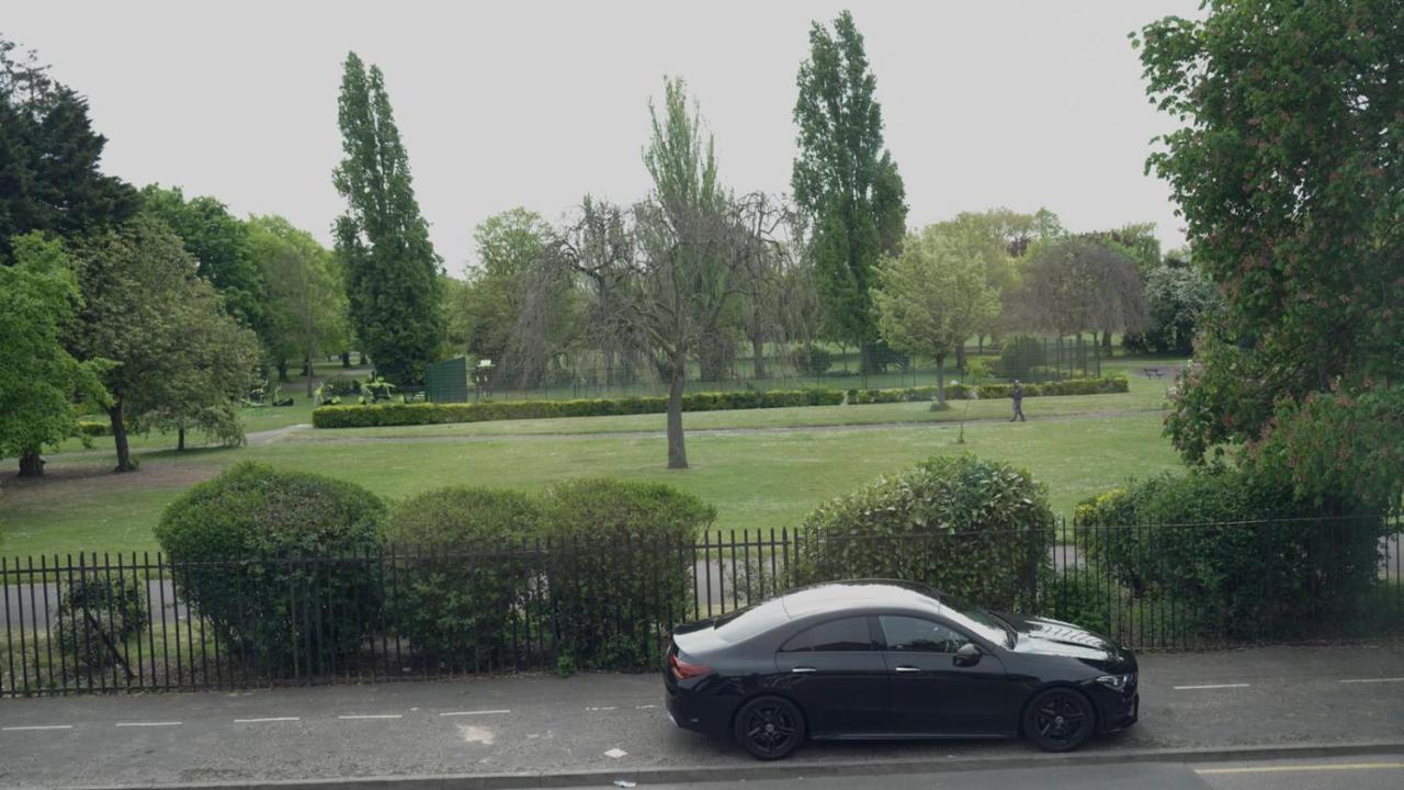 Jewel Of Barking London Villa ภายนอก รูปภาพ